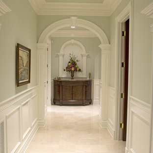 Klassisk inredning av en hall, med gröna väggar och klinkergolv i porslin