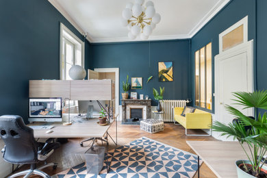 Réalisation d'un bureau vintage de taille moyenne avec un mur bleu, parquet clair, une cheminée standard, un manteau de cheminée en carrelage, un bureau indépendant, un sol marron, un plafond en bois et boiseries.