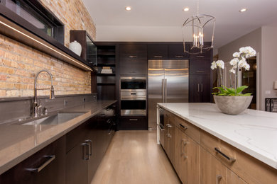 Kitchen - modern kitchen idea in Chicago