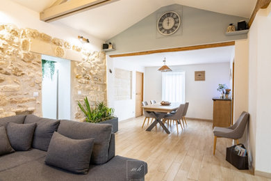 Idées déco pour une salle à manger contemporaine.