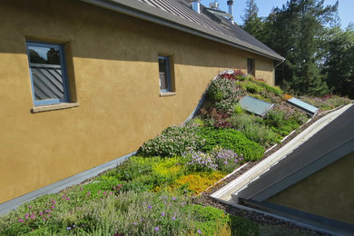 Example of a farmhouse home design design in San Francisco