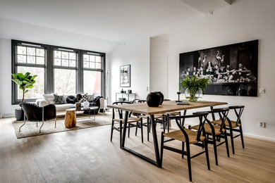 Inredning av en modern stor matplats med öppen planlösning, med vita väggar, ljust trägolv och brunt golv