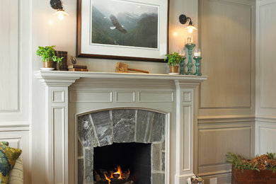 Family room - traditional family room idea in Toronto