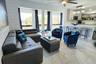 Diseño de sala de estar costera con suelo vinílico, suelo gris y machihembrado
