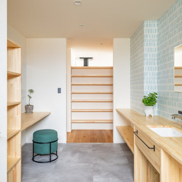 薪ストーブの癒やしの炎に家族が集う家