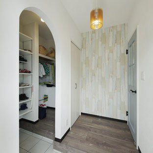 他の地域の北欧スタイルのおしゃれな玄関 (グレーの床) の写真