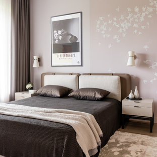 Foto di una camera da letto minimal con carta da parati