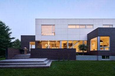 Inspiration for a modern house exterior in Ottawa.