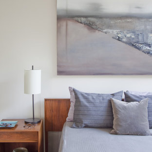 Imagen de dormitorio principal, contemporáneo, con paredes beige