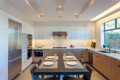 Kitchen - modern kitchen idea in Los Angeles