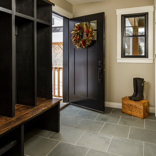 Esempio di un ingresso con anticamera country di medie dimensioni con pareti grigie, pavimento in ardesia, una porta nera e pavimento blu
