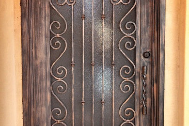フェニックスにある高級な中くらいなトラディショナルスタイルのおしゃれな玄関ドア (茶色いドア) の写真