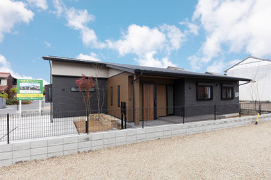 Diseño de fachada de casa negra y gris asiática de tamaño medio de una planta con tejado de un solo tendido y tejado de metal