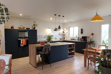 Idées déco pour un grand salon moderne ouvert avec sol en stratifié.