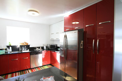 Kitchen - modern kitchen idea in Los Angeles