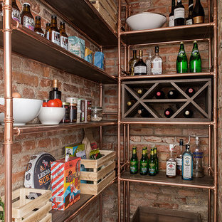 Exemple d'une arrière-cuisine industrielle avec un placard sans porte et béton au sol.