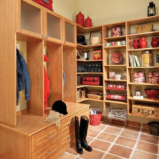 Идея дизайна: угловая кухня среднего размера в классическом стиле с кладовкой, открытыми фасадами, фасадами цвета дерева среднего тона, столешницей из дерева, бежевым фартуком и полом из терракотовой плитки без острова