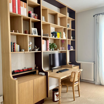 Bibliothèque sur mesure avec un bureau intégré