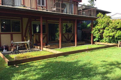 Deck - cottage deck idea in Vancouver