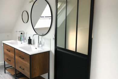 Foto på ett mellanstort industriellt vit badrum med dusch, med en öppen dusch, en vägghängd toalettstol, vit kakel, cementkakel, vita väggar, cementgolv, ett piedestal handfat, kaklad bänkskiva, grått golv och med dusch som är öppen