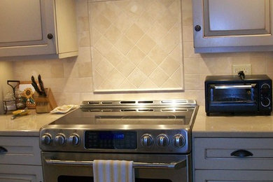 Kitchen - cottage kitchen idea in New York