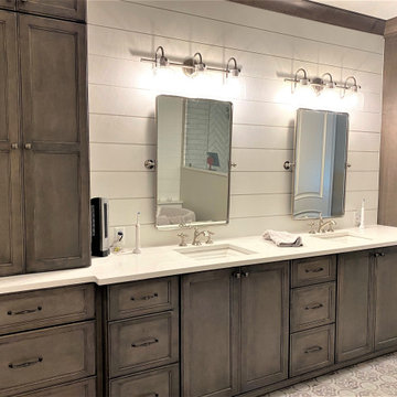Starmark Maple Stratford Master Bath in Maple Slate w/ Ebony Glaze