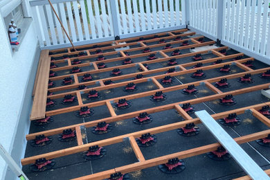 Balkongestaltung mit Terrassendielen aus Bambus.
