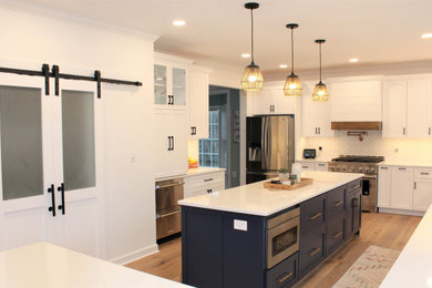 ワシントンD.C.にある高級な広いトランジショナルスタイルのおしゃれなキッチン (エプロンフロントシンク、白いキッチンパネル、セラミックタイルのキッチンパネル、シルバーの調理設備) の写真