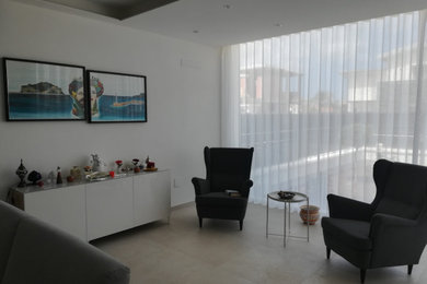 Idee per un ampio soggiorno minimalista aperto con pareti bianche, pavimento in gres porcellanato, TV a parete e pavimento beige