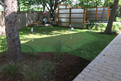 Inspiration for a mid-sized traditional partial sun backyard landscaping in Toronto for summer.