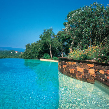 Piscine à débordement