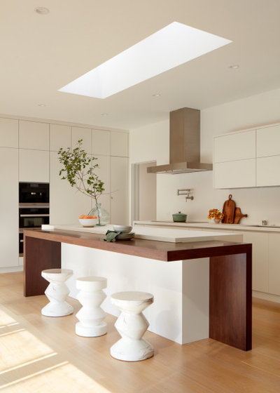Modern Kitchen by Bynn Esmond Designs