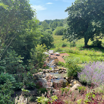30 Meter Bachlauf im Staudengarten – naturnahe Wassergestaltung mit Tiefe