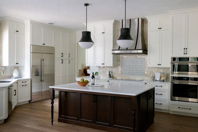 Kitchen - transitional kitchen idea in Orlando