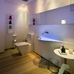 Esempio di una grande stanza da bagno con doccia minimalista con ante bianche, WC monopezzo, pareti bianche, pavimento in gres porcellanato, lavabo integrato e pavimento beige