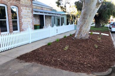 Photo of a mid-sized and australian native country front yard xeriscape in Perth.