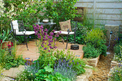 Inspiration pour une terrasse rustique avec un point d'eau.