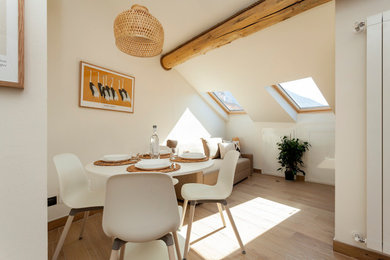 Esempio di una sala da pranzo moderna con pareti bianche, parquet chiaro e travi a vista