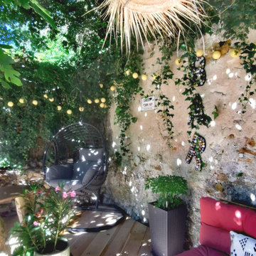 Création d'un espace guinguette chic dans un coin jardin non exploité