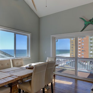 タンパの中サイズのビーチスタイルのLDKの画像 (青い壁、竹フローリング、暖炉なし)