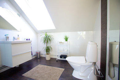 Example of a minimalist bathroom design in Other