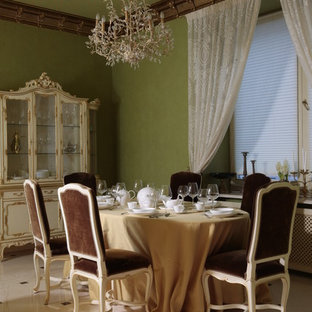 Idées déco pour une salle à manger classique avec un mur vert.