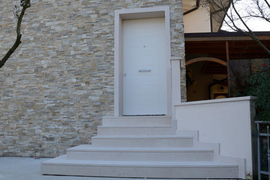 Ispirazione per un ingresso design con una porta bianca