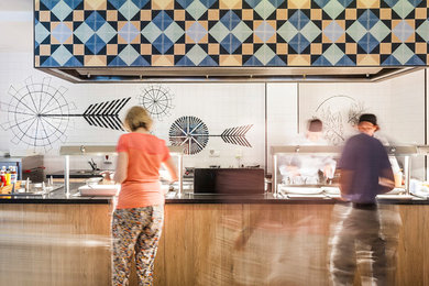 Diseño de comedor de cocina contemporáneo extra grande con paredes blancas y suelo de baldosas de cerámica