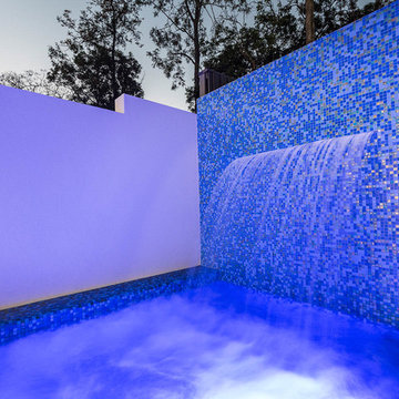 Swimming pool water feature