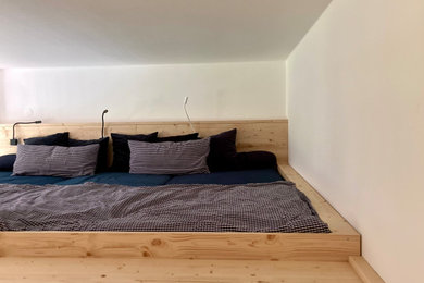 Geräumiges Modernes Kinderzimmer mit Schlafplatz, hellem Holzboden und Holzdecke in München