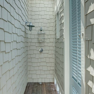 マイアミのビーチスタイルのおしゃれなデッキ (パーゴラ、屋外シャワー) の写真