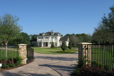 Example of a classic exterior home design in Tampa