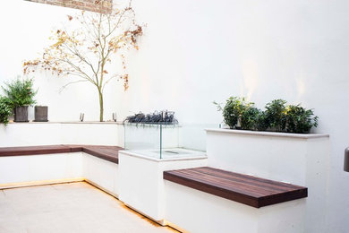 Photo of a contemporary landscaping in London.