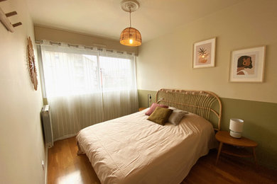 Exemple d'une petite chambre avec un mur vert et sol en stratifié.